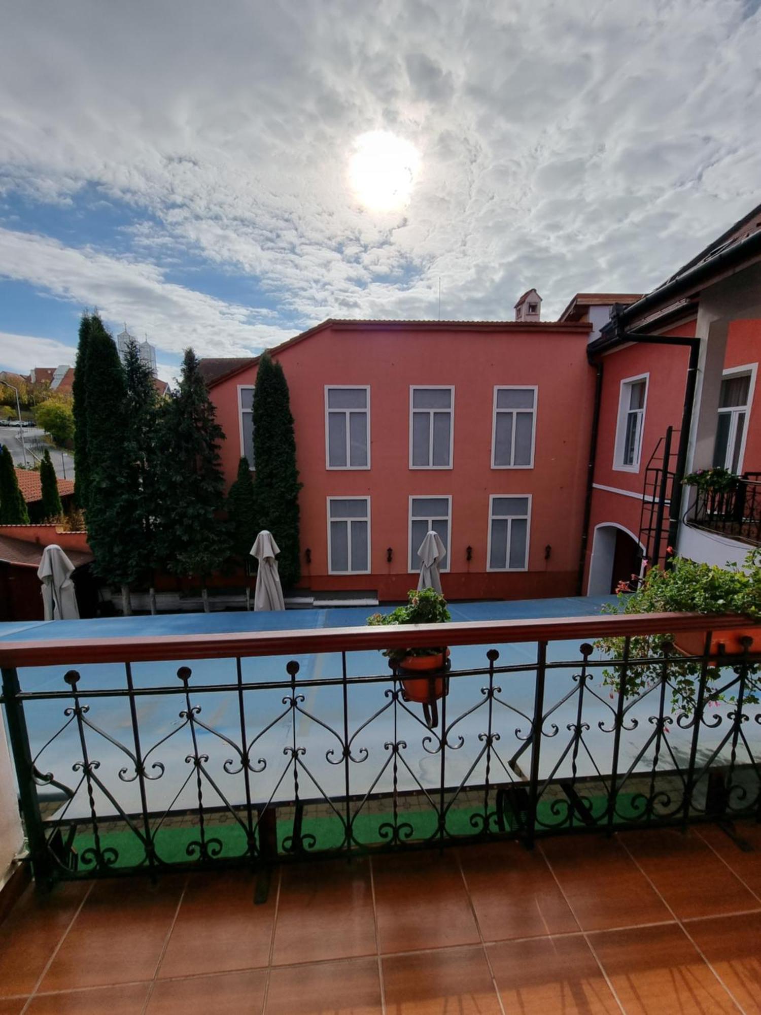 Pensiunea Korona And Restaurant Csíkszereda Kültér fotó